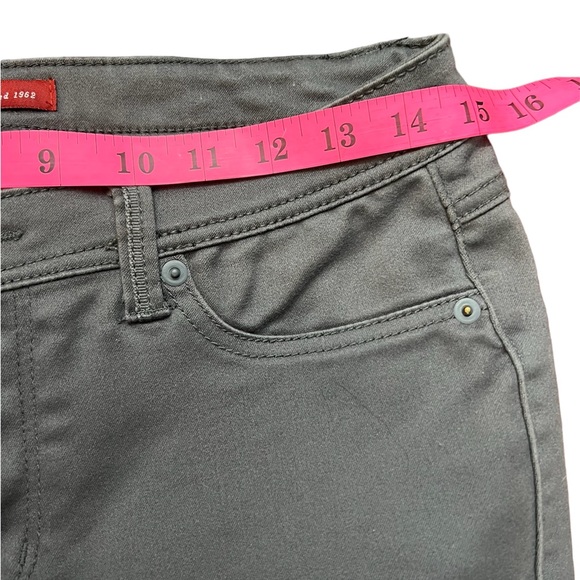 DB woman’s gray pants, size 6. - Picture 3 of 7